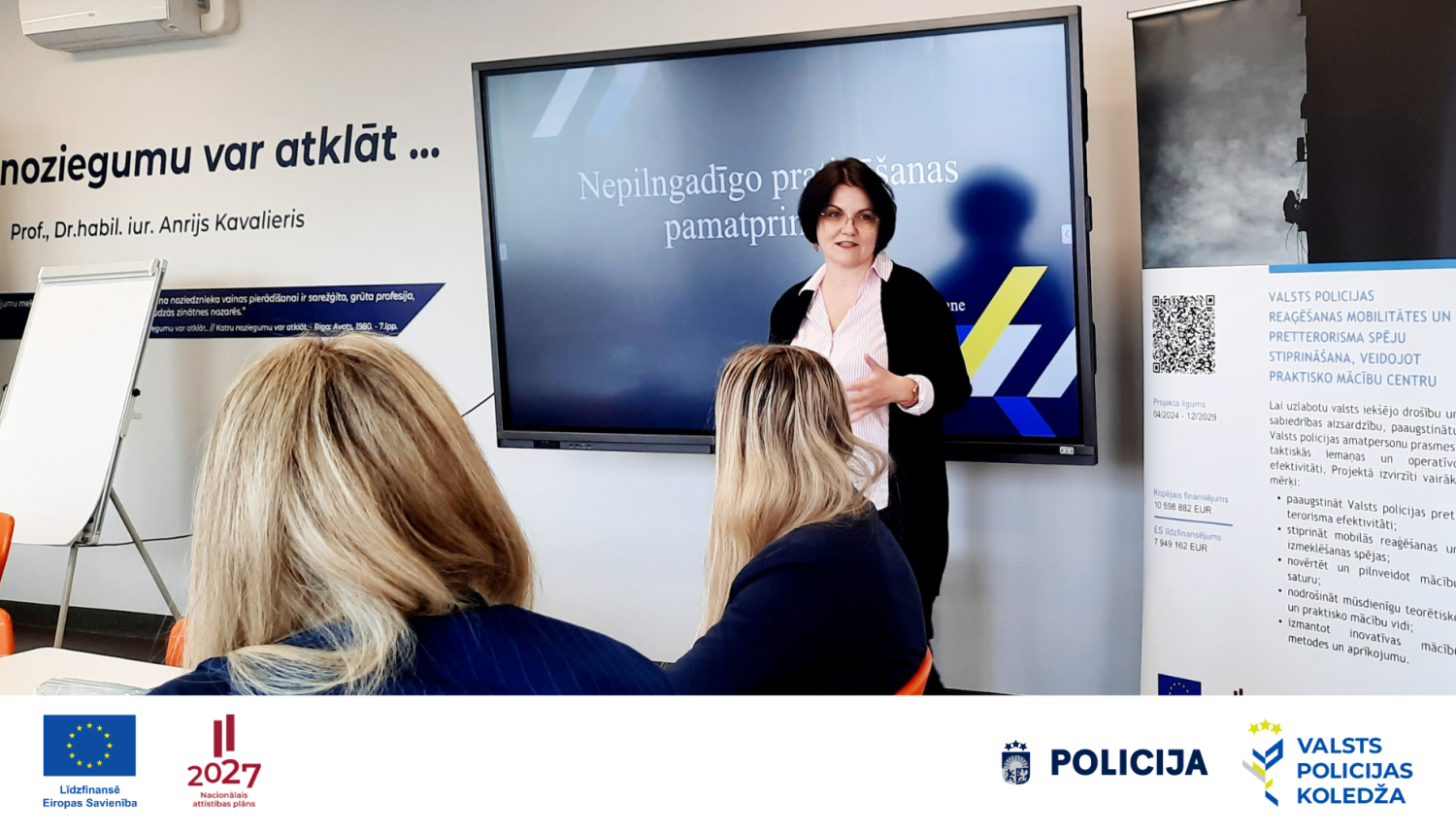 Projekta sanāksme, sieviete auditorijas priekšā runā