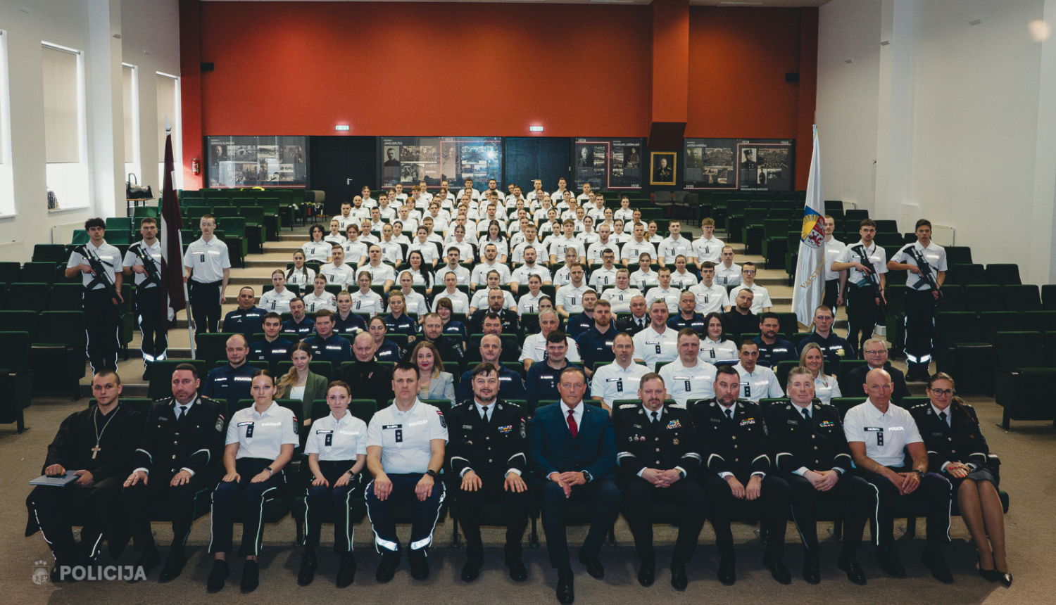 Valsts policijas koledžas izlaiduma kopīgs foto, kopā ar absolventiem, Valsts policijas koledžas un Valsts policijas vadību