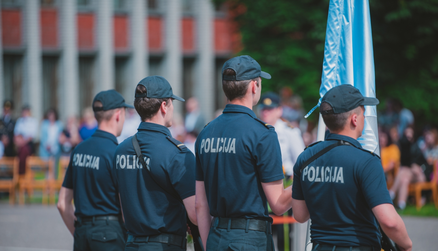 Valsts policijas koledžas kadeti ar koledžas karogu