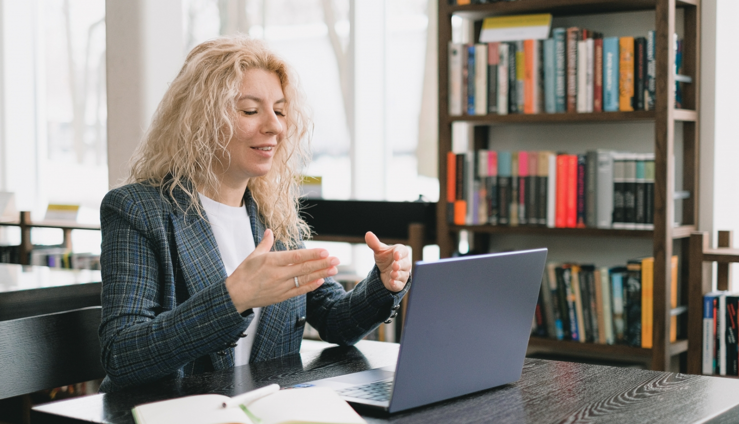 Ilustratīvs attēls - sieviete sēž kabinetā pie datora un piedalās tiešsaistes pasākumā