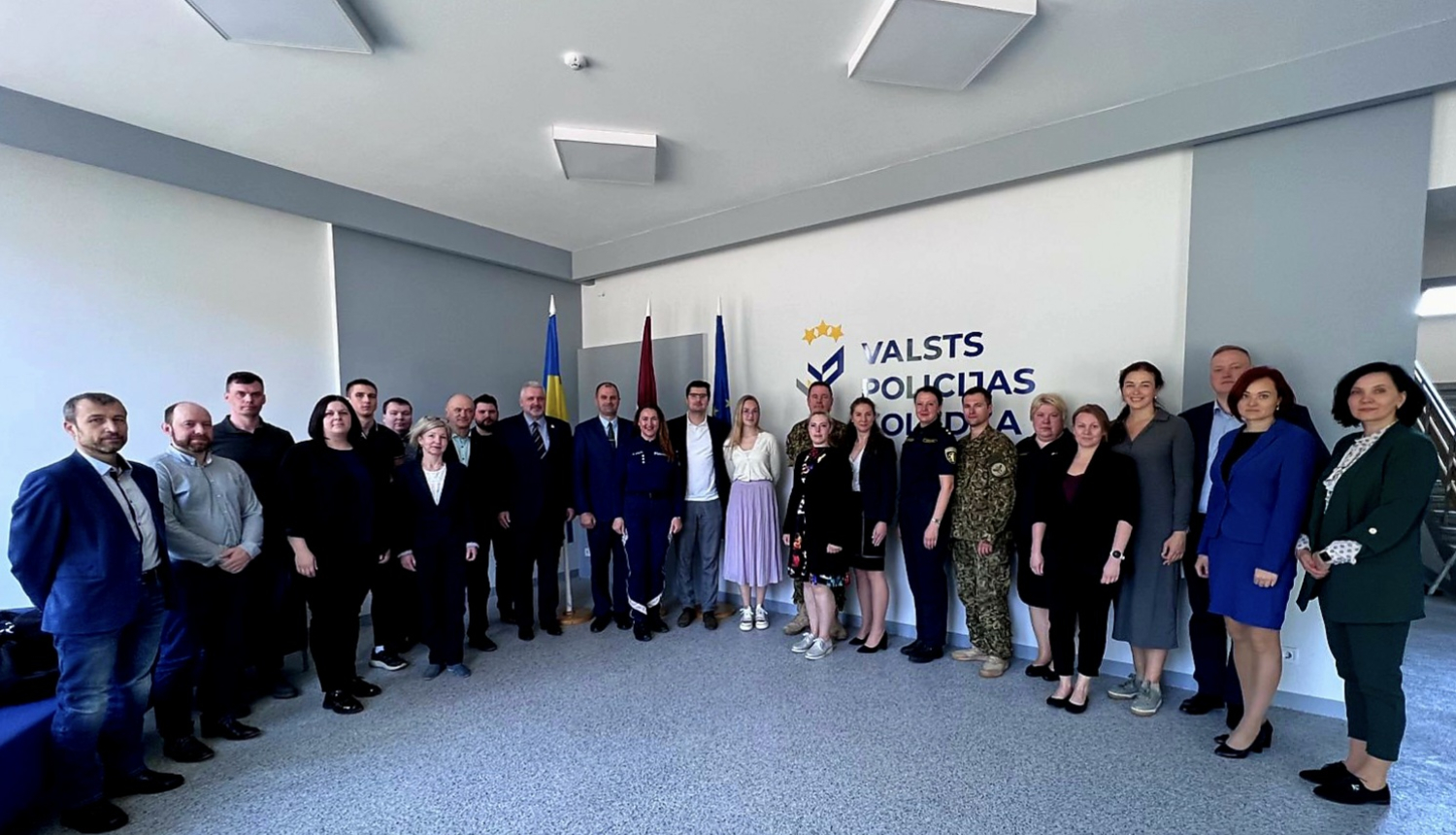 Semināra par inovatīvām mācību metodēm izglītībā dalībnieku kopbilde Valsts policijas koledžas vestibilā
