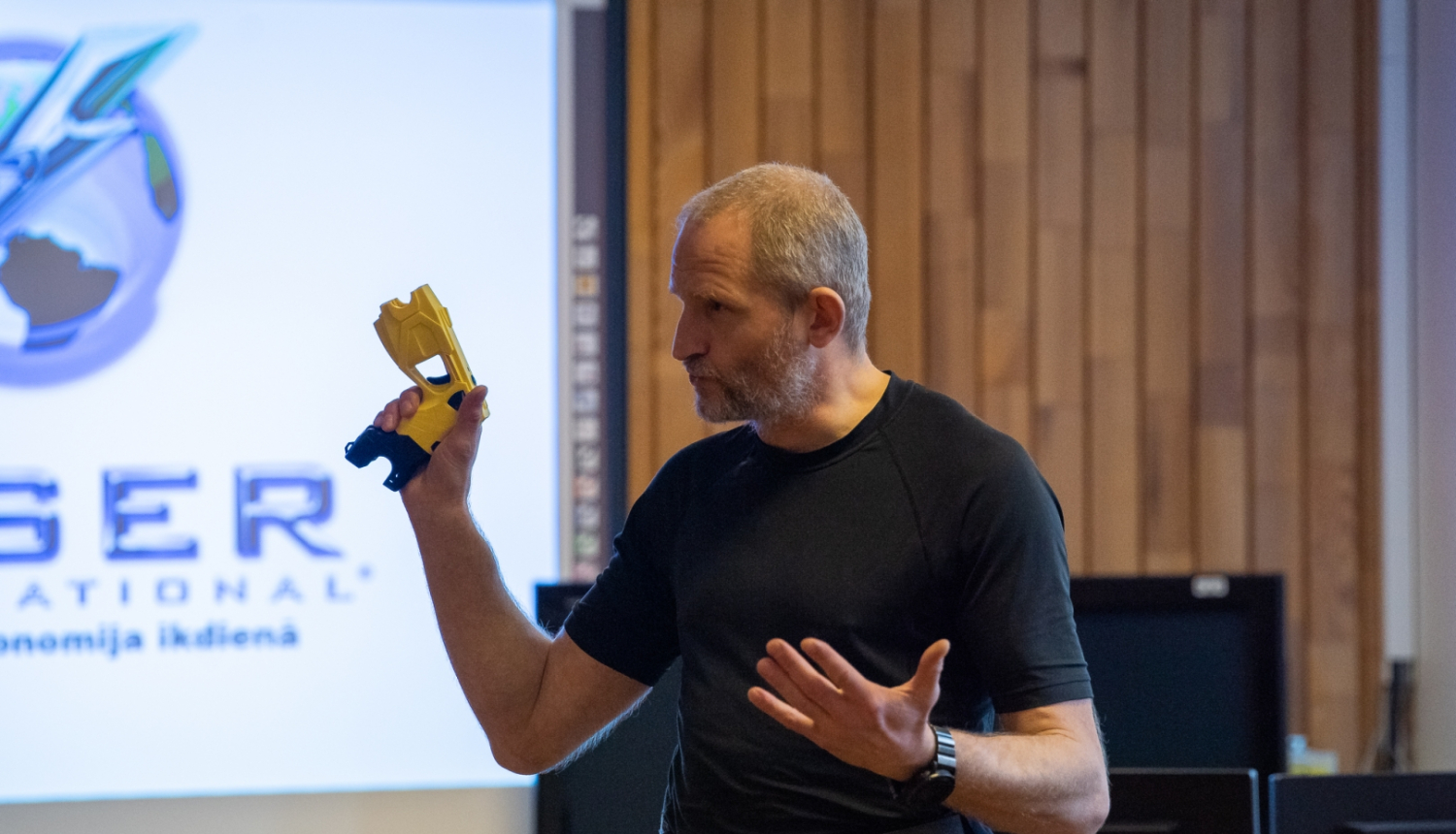 Valsts policijas koledža apmāca policistus elektrošoka ierīces “Taser” pielietošanas taktikā