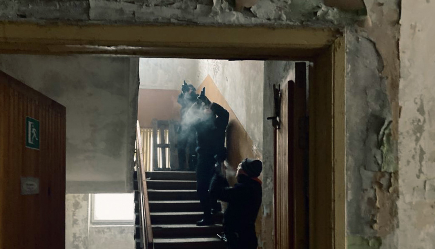 Valsts policijas koledža īstenojusi mācības par iekļūšanas taktiku aizdomās turēto personu aizturēšanai telpās