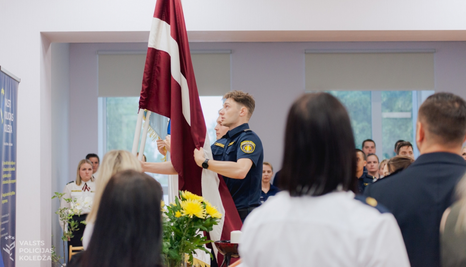 Valsts policijas koledžas kadeti pirms izlaiduma ienes Latvijas un Valsts policijas karogus