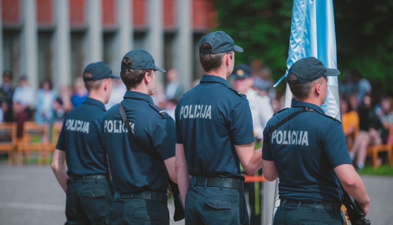 Valsts policijas koledžas kadeti ar koledžas karogu