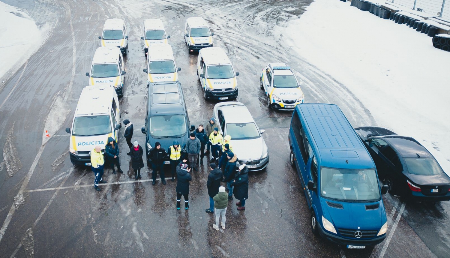Valsts policijas Rīgas reģiona pārvaldes amatpersonas Biķernieku trasē uzlabo braukšanas prasmes